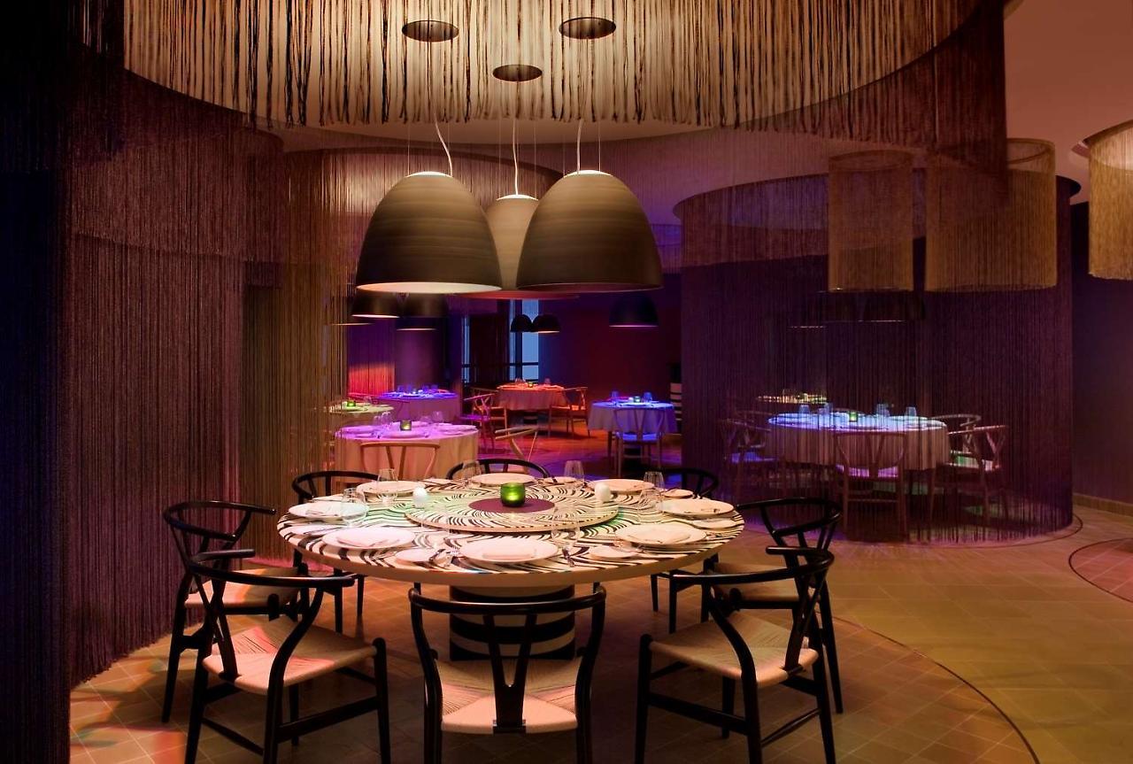 Symphony Style Hotel Kuwait Salmiya Restaurant foto The interior of the restaurant