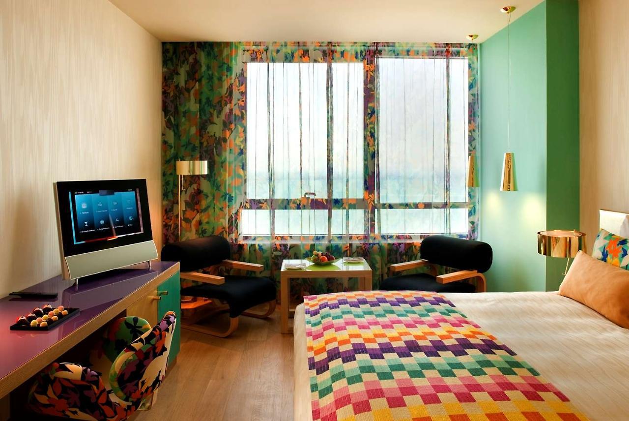 Symphony Style Hotel Kuwait Salmiya Exterior foto A room at the hotel