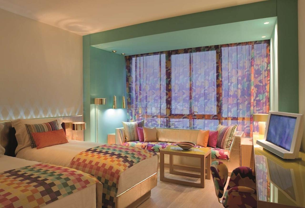 Symphony Style Hotel Kuwait Salmiya Exterior foto A room at the hotel
