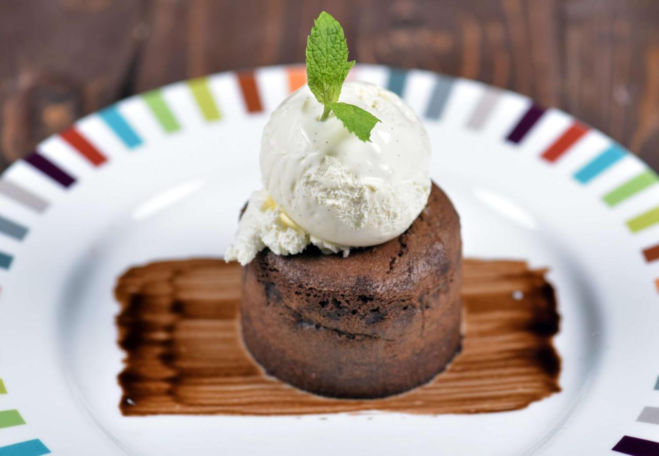 Symphony Style Hotel Kuwait Salmiya Exterior foto A chocolate lava cake with ice cream