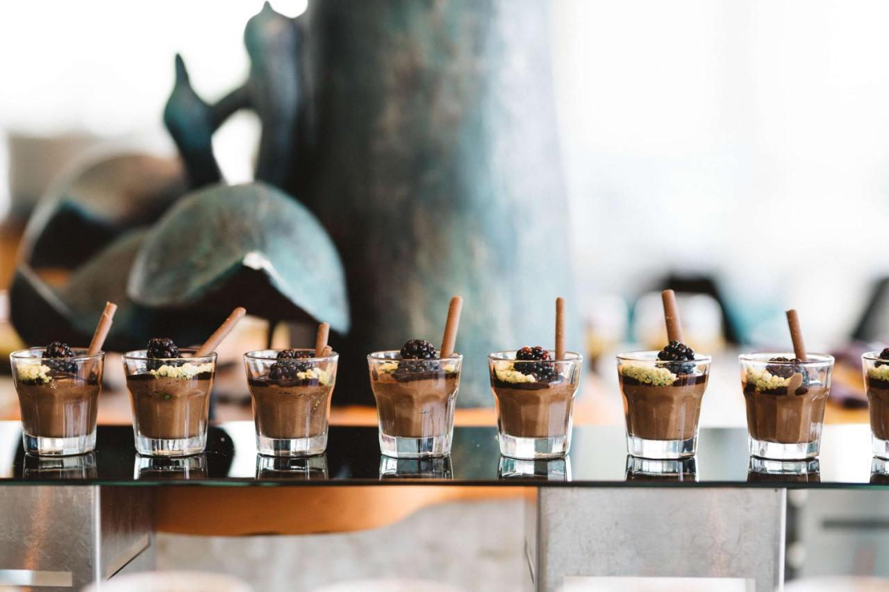 Symphony Style Hotel Kuwait Salmiya Exterior foto Chocolate dessert